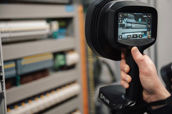 an si2 pd acoustic imaging camera inspecting a series of breakers